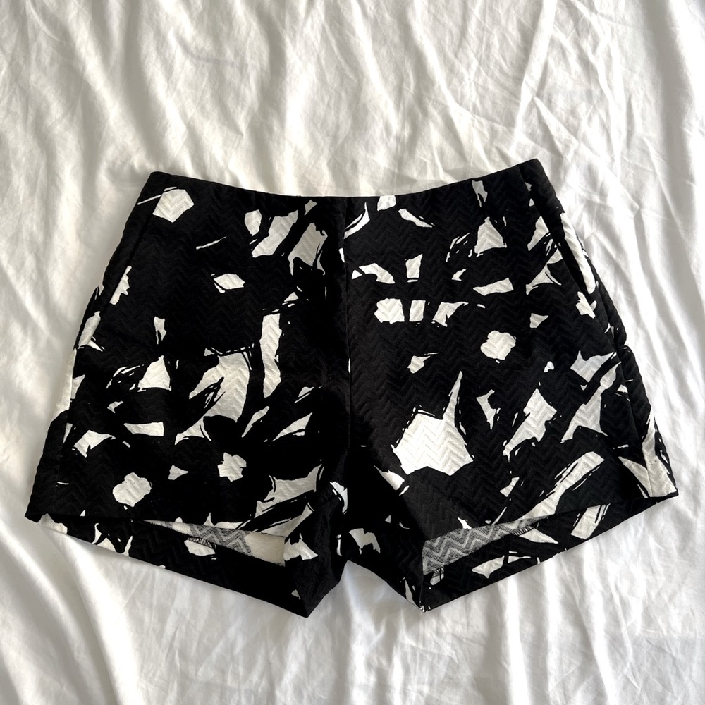 BANANA REPUBLIC B&W printed shorts